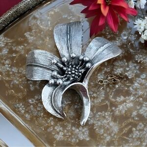 Rare Vintage EMMONS Silver Toned Flower Petal Brooch Women Pin Jewelry